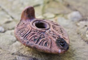 Small individual oil lamp made of pottery 