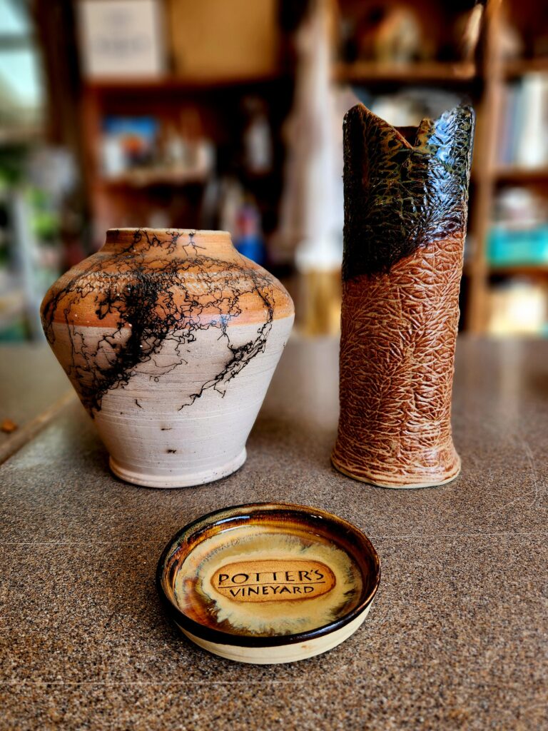 26 Sensational Must-Visit Oregon Wineries in the Willamette Valley 31 Stunning two-tone pottery vases created from Willamette Valley clay .